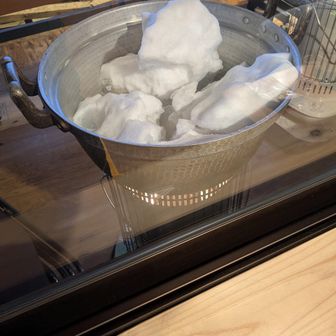 根石岳山荘では雪を溶かして料理を作る