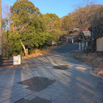 大山祇神社🅿️からスタート！。
20台位駐車可能な🅿️です。
この時間は空いていました。
🅿️にトイレ🚽あります。
簡易風ですが、水洗で綺麗✨