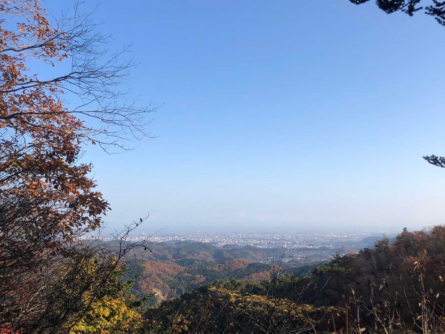 大梅寺コースから山頂へ。
仙台市南部、太平洋が見渡せる安定した気候と見晴らしが良い気持ち良い山頂です。

先日の小東岳繋がりですが、蕃山の由来は蕃二蕃三郎伝説から来ています。マタギの祖先、岩の神様です。
東北～北関東に伝わる狩猟民の祖先です。
姫と猿の子供で、大東岳の磐司岩は、それをあやかって祀られたものだとか。前回のおさらい。
蕃山は、蕃二蕃三郎兄弟が山寺から仙台に来た時に、麓の大梅寺を建立した雲居禅師が天狗に悩まされていたところ、蕃二蕃三郎兄弟が退治してくれて、名前をとって蕃山という名前が付けられたということです。
山は由来を研究すると見えてくる面白さがあります✨