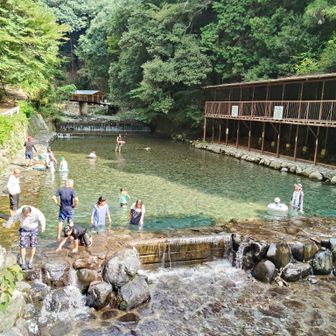多度峡天然プール
昨年は半面しか水がなかったが、今年は全面ある