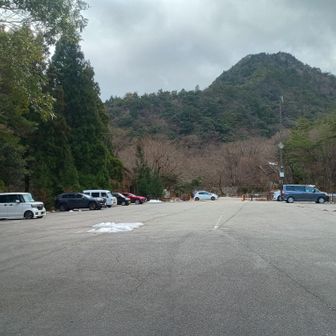 空はすっかり曇り空に。車も少ないですね。