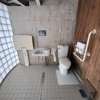 出合に戻って…
一ノ倉沢の車椅子用のトイレ🚽
キレイです👏