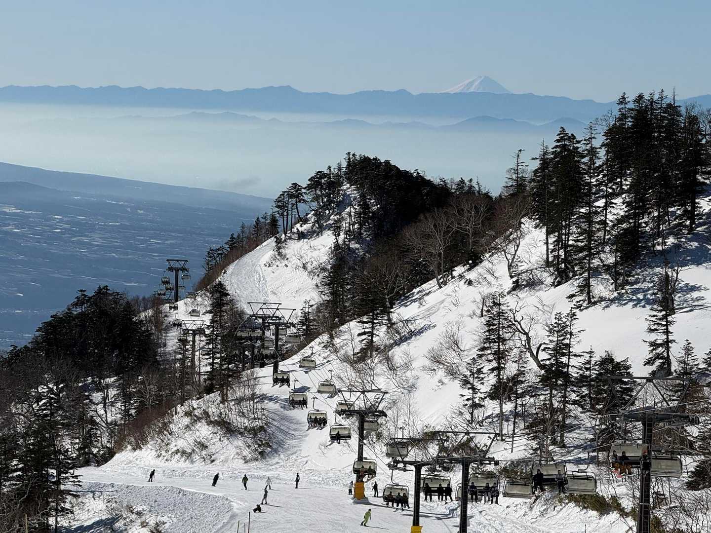リフトを降りてからアイゼンをつけスタート
振り返ると遠くの稜線の上に富士山がぽっかり