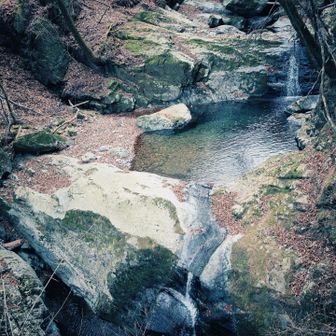 水音も静かな渓谷
