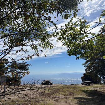 九千部山、登頂！！🙌

気持ちいい風！
ここのベンチに座って、
お昼ご飯にしましょう♪