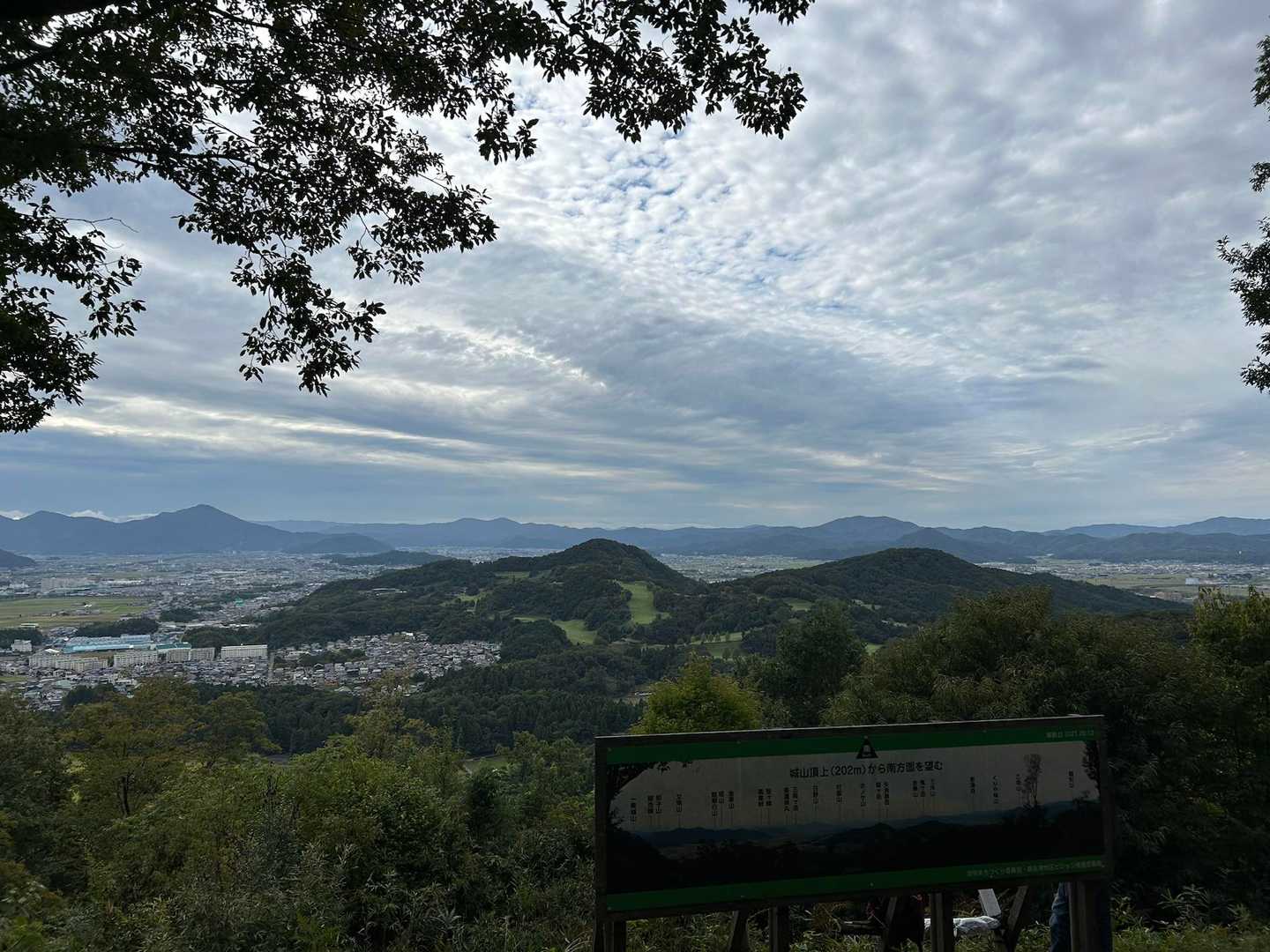あっという間に山頂到着
大賑わいです
ハーモニカを演奏されてる方もいらっしゃいました
清明地区の方々の意気込みを感じます