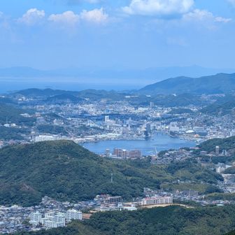 手前に城山と長崎湾内から、なだらかな丘に続く住宅地は長崎ならではの景観ですね。