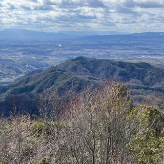 さっきいた鳶ヶ城はあんなに低い。
自転車でここまで来たという人と雑談。
じゅぶせんまで行くのかい？
と聞かれてどこそれ？
って詳しく聞いたらかなり北の方の山だった。
小学生の子供が滑落して亡くなったほど険しい修験道の山らしい。
なんだか行きたくなって来る。
鷲峯山はネットではじゅうぶせんとなっているが、じゅぶせんの方が言いやすいな。