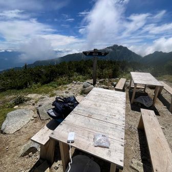 こちらのテーブルでしっかり休憩
この後檜尾岳からの下山では1組しか人に会わなかった😆誰もいない山〜♬