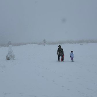 吹雪きの中、親子でたくましく🛷ソリ遊びする飛騨キッズ👦🏻　

💪寒さに強い元気な子🎉お父さんもお疲れ様です♪

🥹私も子供たちがまだ小さい頃はここ原山市民公園で夏も冬も一緒によく遊びました🎶