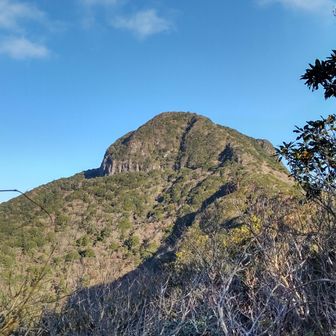 経ヶ岳の立派な姿が目前
でも、あんな切り立ったピークどう登るのか？？？