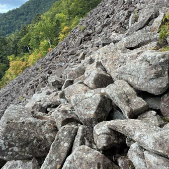 下山時の名残惜しいがれ場