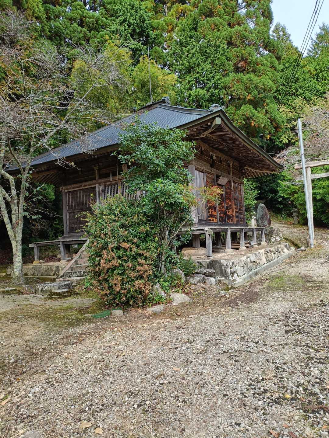 古い神社がありますが、良く手入れが行き届いていますね😄