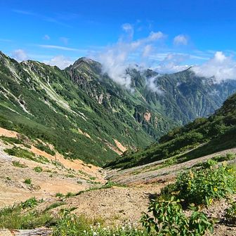 登ってきた沢とこれから行く稜線