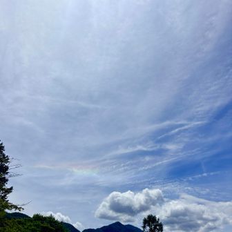 駐車場に戻る手前にて。

うっすら左に虹🌈見えますか？

肉眼では見えなくて
カメラを向けたら見れたもの。

なんか得した気分になれました✨🫶