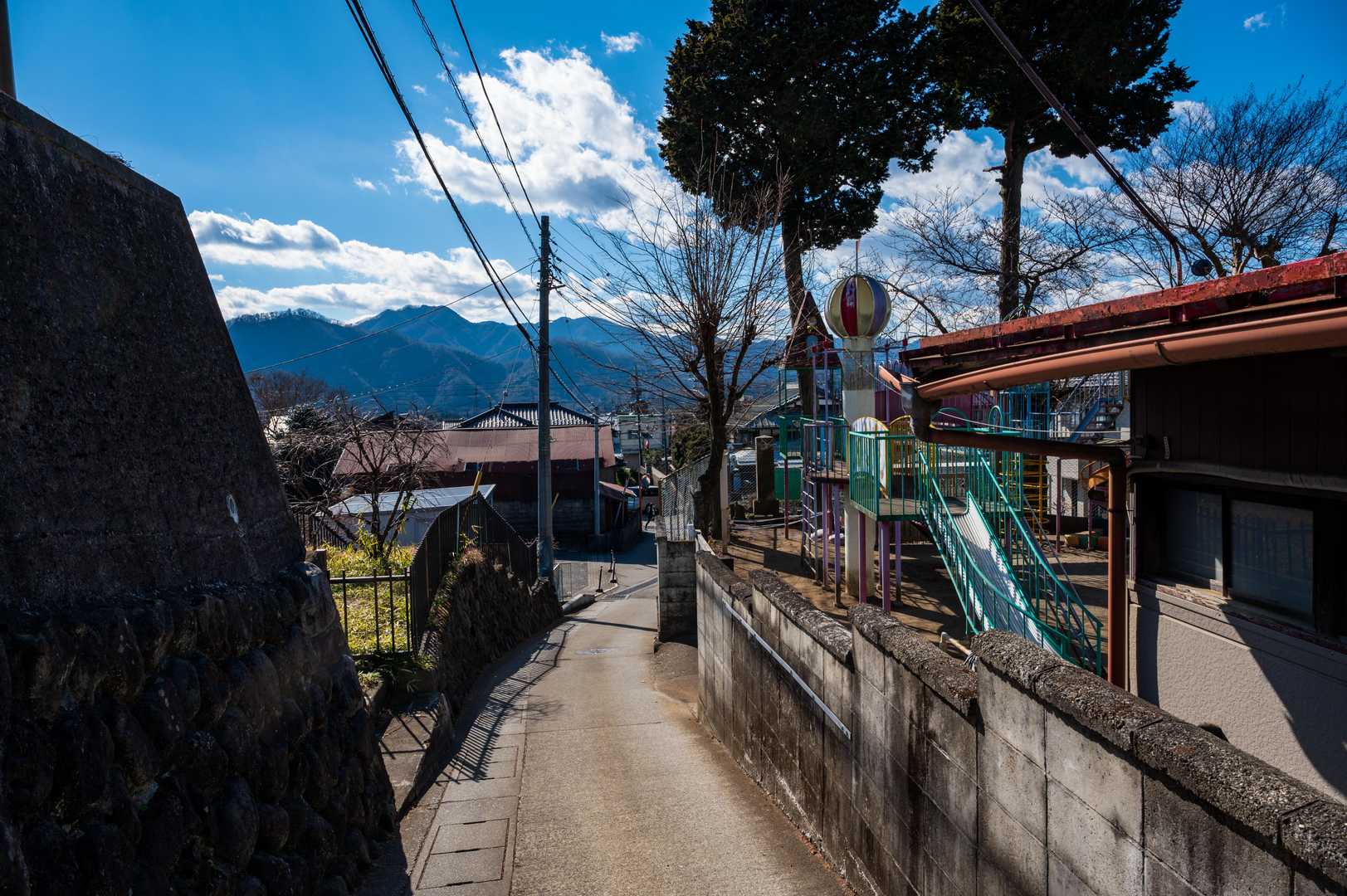 幼稚園の脇を登っていく