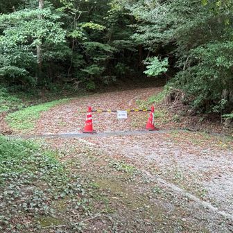 仁田峠と雲仙温泉への分岐を左に曲がりR57を少し歩くと、登山口へのアプローチ。
大叫喚地獄への道は立ち入り禁止🚧