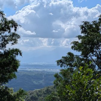 鈴鹿山脈は微かに