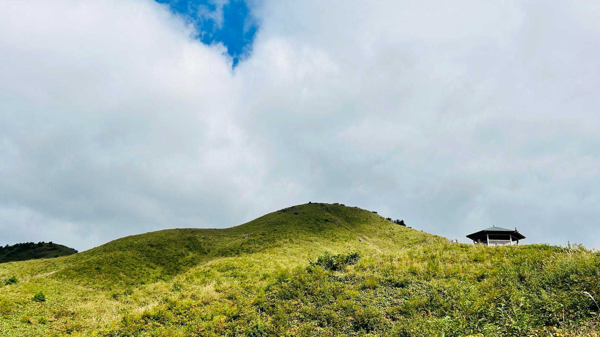 今日は雲の動きが早く
曇ったり青空になったりとコロコロ変わる空

私達が下山した頃には車が増えてました😃