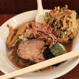 普段は冒険しないのだけど、当店オススメの『濃厚一番出汁ラーメン（かき揚げ付いてるよ）』1200円をチョイス
生中と餃子、合計2100円

全部載せ的なビジュアルに不安を感じつつ…
出汁の効いたスープが美味い
麺に絡んだ節が変化球の味わい
クドさを感じそうなところだが、柚子の爽やかさが絶妙に良い仕事をしやがる
ウメェウメェ
かき揚げ…なんだコリャ、反則だよ、ギブミースープﾊｧﾊｧ

ワタシの好みにドンピシャ💕
2100円の価値を超える感動に『ご馳走様ありがとう🙏』って伝えて退店
もちろんKK（完食完飲）でございます
久しぶりにラーメン🍜で満足したわ、いや感動した🥰

渋沢駅で解散
久しぶりの電車、しかも小田急💕
小田原の駅ナカは誘惑に満ちてるのね👀
満腹で無かったら危なかったな😅
二宮駅で降りて、駅前の誘惑にも打ち勝ち駐車場へ
無事、ピンキー号と合流
SeaToSummit丹沢山を終えることが出来ました🙌
早朝4時前に高速に乗り、深夜割適用中のPAでレポ作成中

みなさま
新しい年もステキな山時間を楽しんでください
楽しい想い出になるよう、無事に帰ってきてね👋