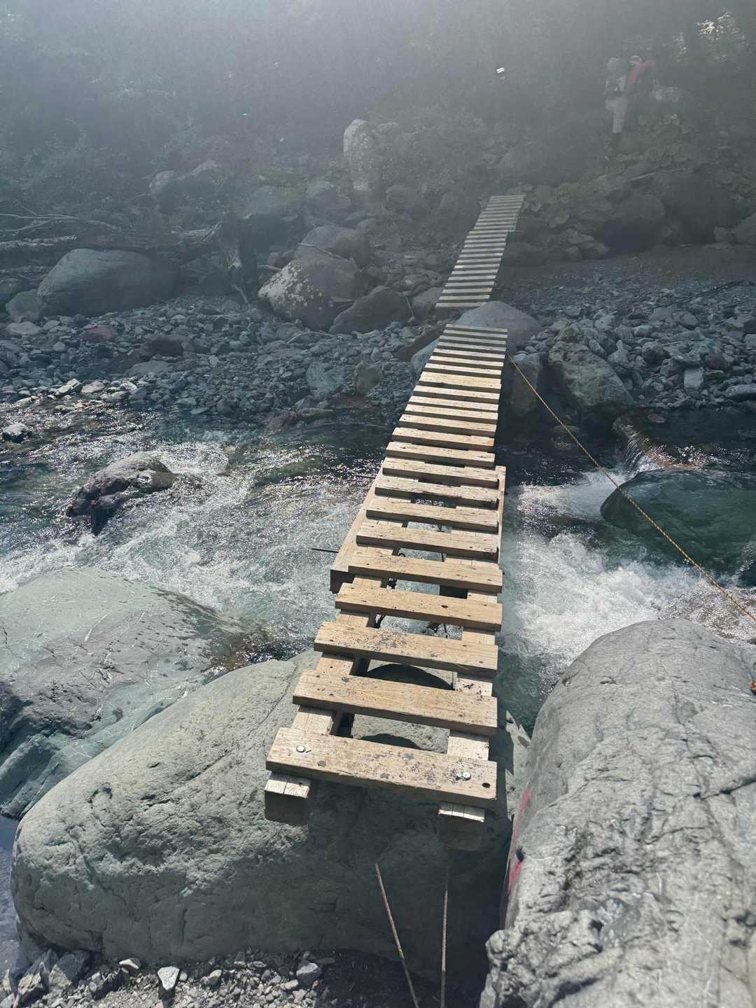 あ‼️西沢渡にハシゴかかってる