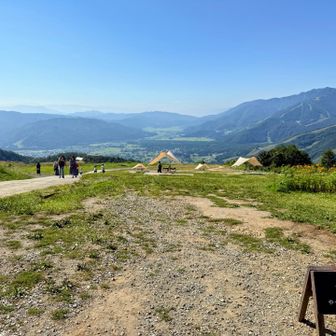 山頂駅に着くと、まずは白馬村を見晴らすやっほーデッキ📣
