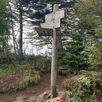 赤薙神社奥社跡まで来て一休み。