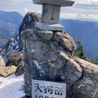 それにしても　高所恐怖症が克服できない。。。

毎回怖くなったら膝をついてしまって、
毎回毎回　何度も何度も注意してもらってる。
頭では分かってるんだけど
先に恐怖がきてしまうのは
どうしたら良いんだろうね

グリップを信じてっていうのも頭では理解してるけど、
まず自分を信じきれてない所が敗因か？？

初めてのアイゼンでの岩歩き、
いつもと同じ反省点で着地。

とりあえず
膝注意！
アイゼン付けての岩場ももっと練習せねば！