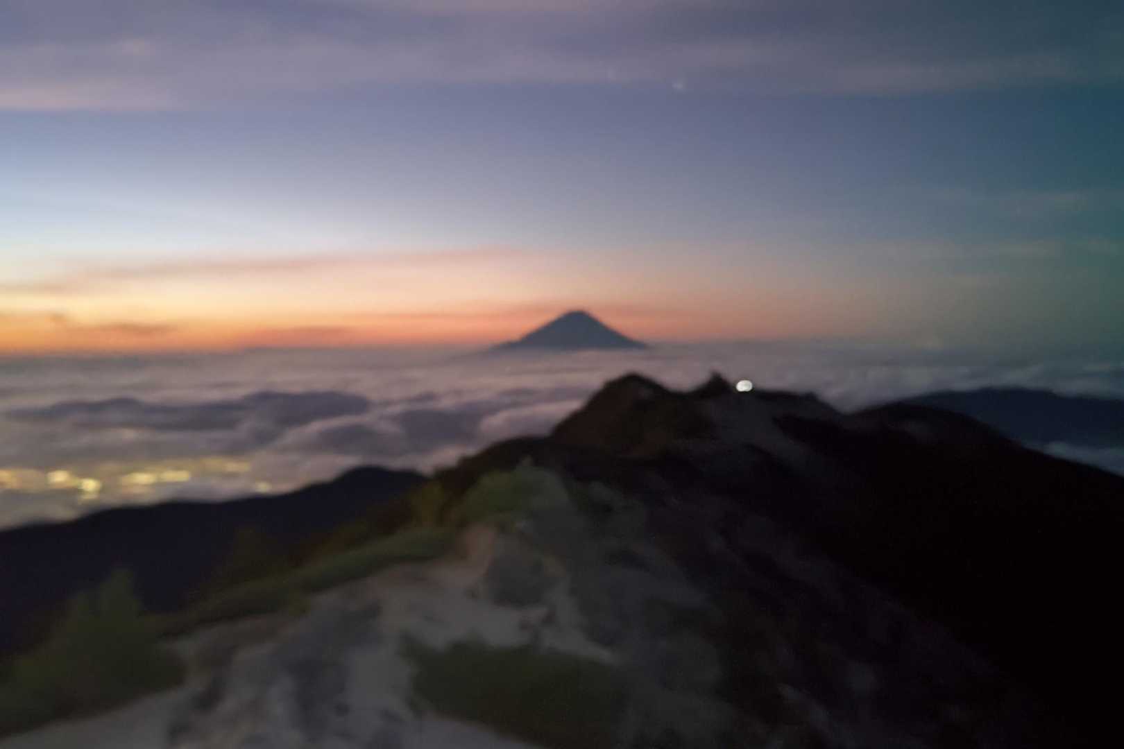 4時35分。
鳳凰三山の２座目、最高峰の観音岳に到着。
富士山きれい✨

ここで選択に迫られる。
日の出の5時23分まで待つか？
それとも、次の地蔵岳に進むか？