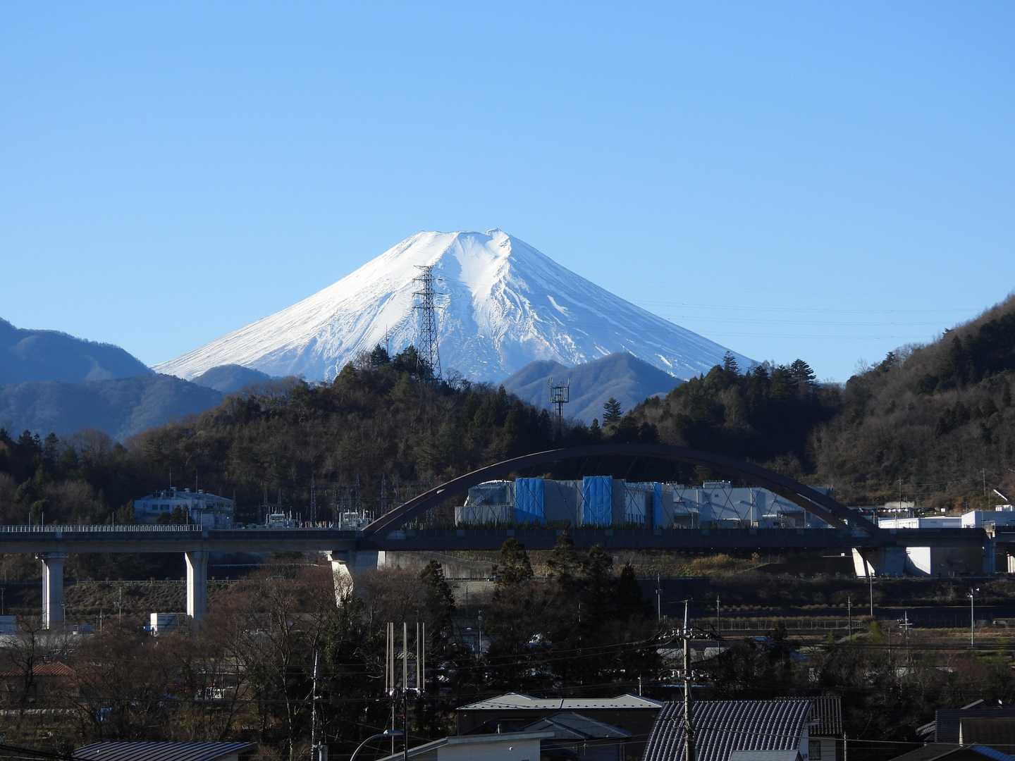 電車の窓から富士山がドーンと見えたので期待大。田野倉駅から登山口に向かうところで早速！🗻