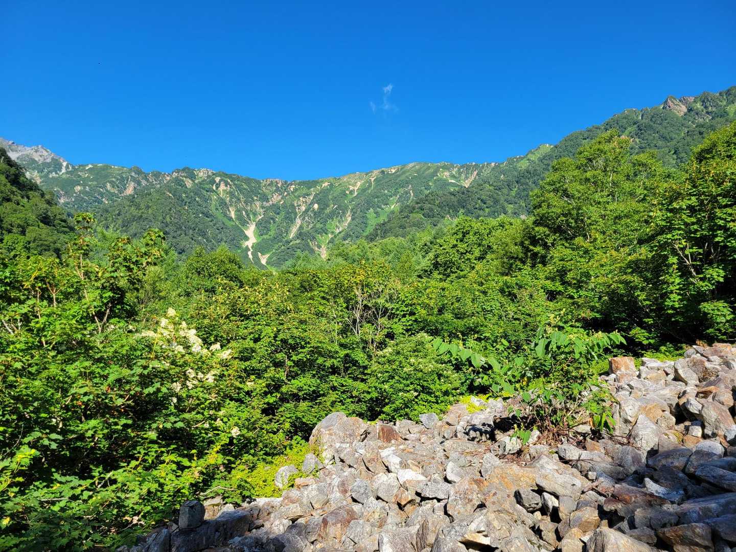 あの尾根を歩くのかな? 色々な思いを胸に、青空に喜びを感じつつ歩く。