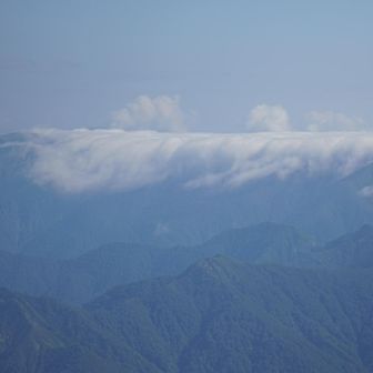 巻機山の隣に大滝雲
右下は大源太山