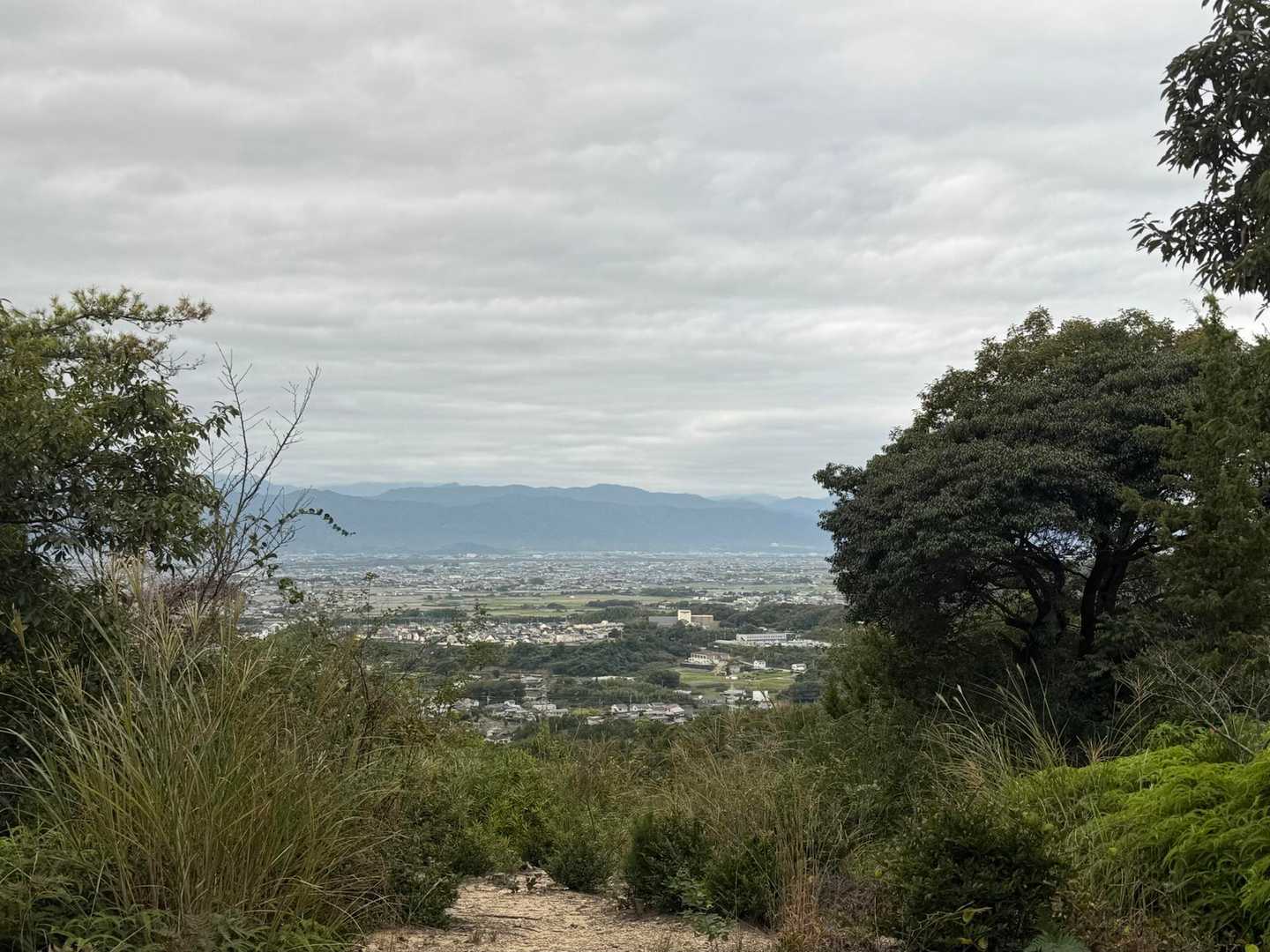 平山②

西の黒っぽい雲がだいぶ白くなってきた！