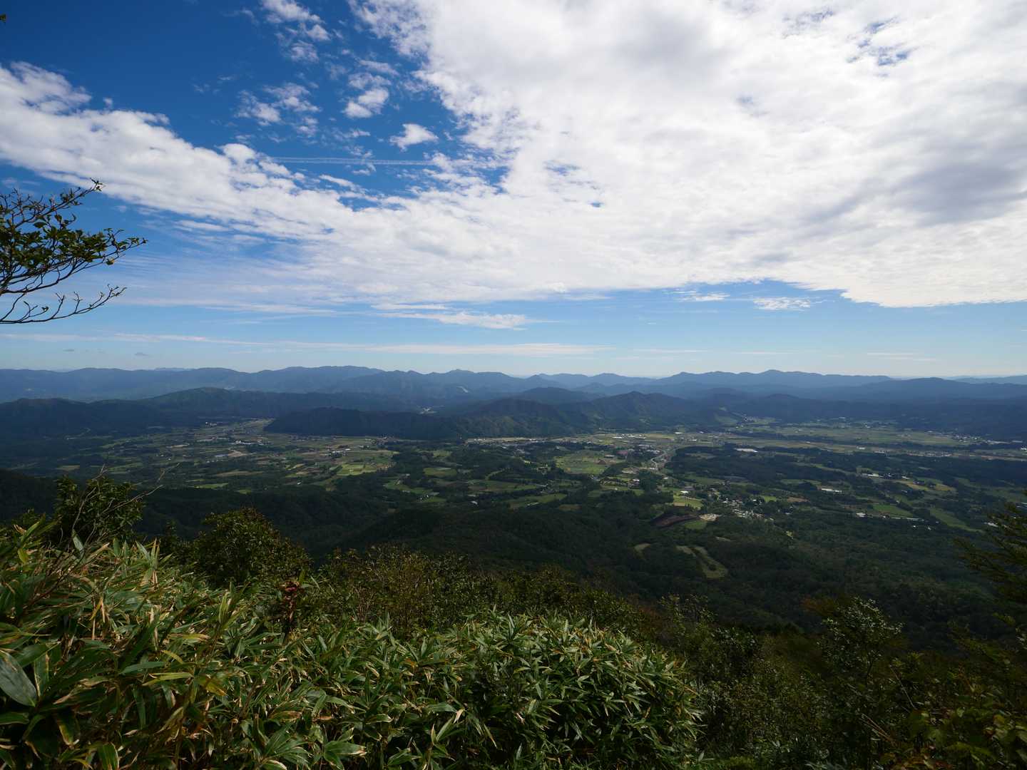 稜線近くまで登ると蒜山高原が見えてきました