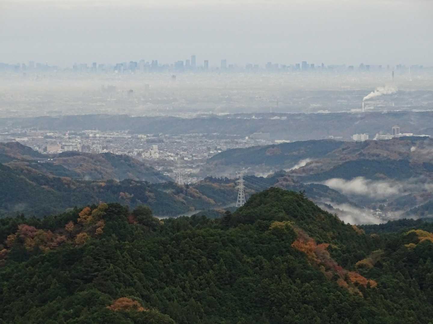 展望場所からの眺め。遠くに都心の高層ビル群。