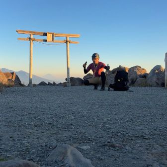 山を舐めるな！凸(▼皿▼#)
霧ヶ峰は簡単な山とはいえ、標高2000メートル超えの日本百名山！🔥
山の天気は変わりやすい、霧ヶ峰にふさわしい格好できたからよく見とけ！( -_-)フッ

右手に懐中電灯、頭にヘルメットとヘッドライト、35リットルザック！( -_-)フッ

誰かに写真撮ってもらいたかったなー(T ^ T)
今度高尾山にこの格好で行くか🤣

地面にスマホを置いて何度も取り直した写真！
一応鳥居の中に富士山も映ってます😄