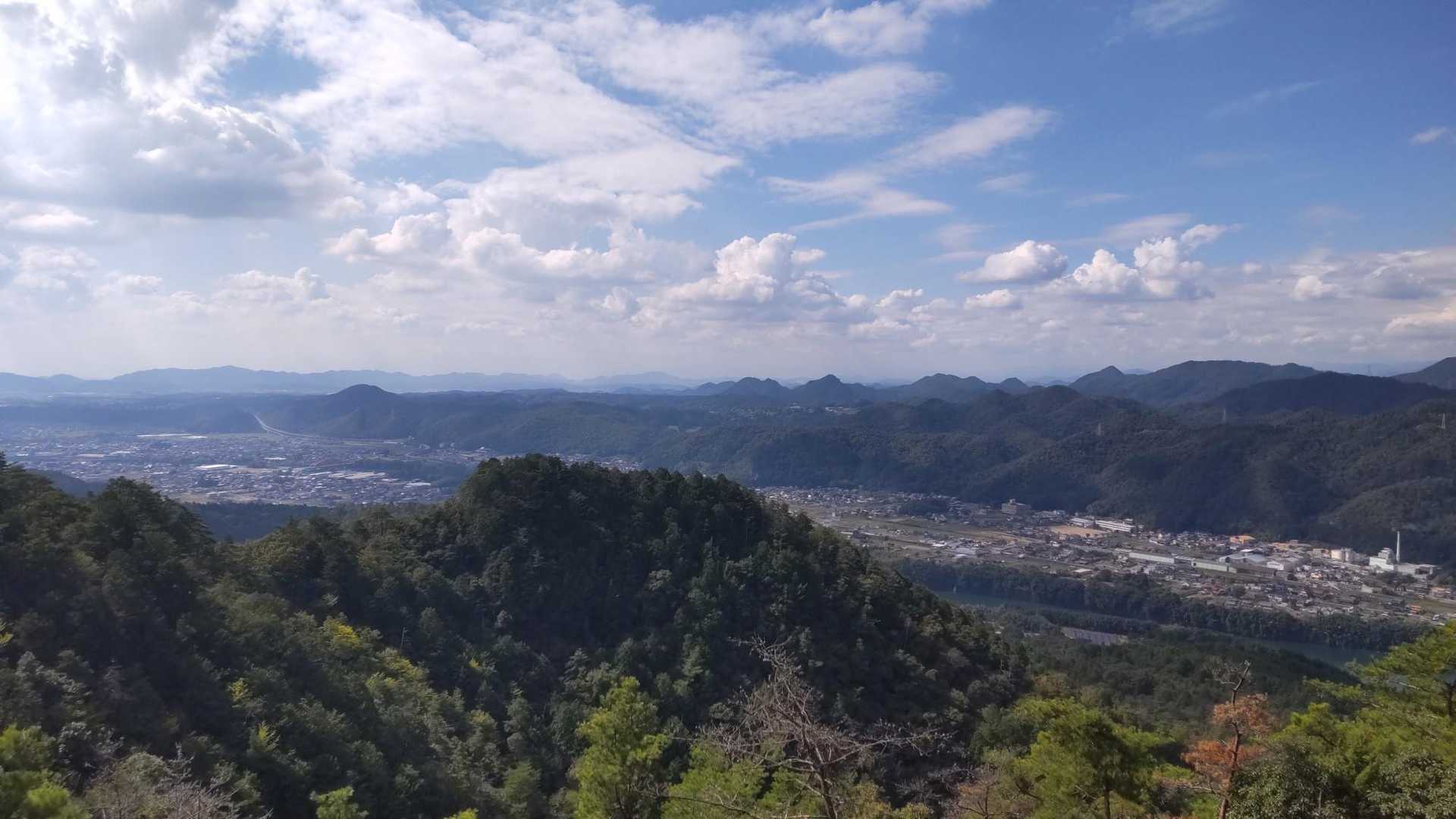 遠くにフワッと養老山脈