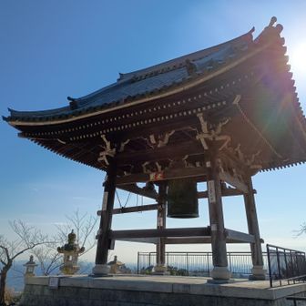 甲山大師、神呪寺にお参りしてから登る。鐘楼も絶景。お正月の準備もしてはるわ。