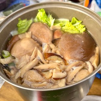 ヒラタケ、ムキタケ、シイタケ、ナメコうどん🍄‍🟫

うどん見えないけどね。笑