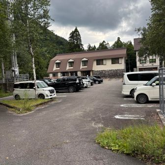 駐車場に着きました。距離が余り無いですが中々疲れる下山でした。