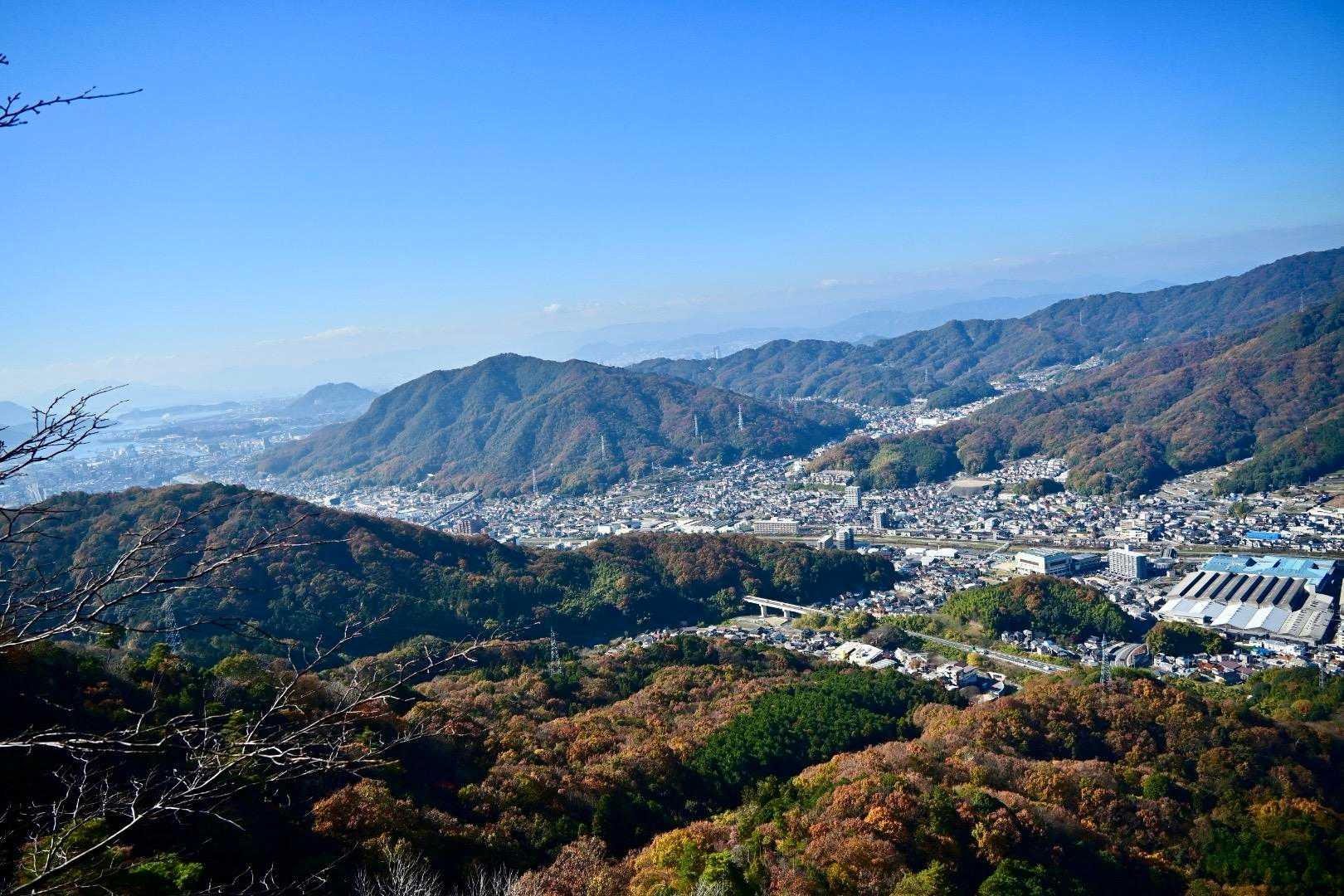 大分下って来たら展望岩がありました
ちょっと行きにくいけど無理矢理下りました
見晴らし良いです