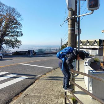 バスを降りてからなかなか進んでくれない息子。出発できない！
そういう遊びは今じゃなくて平日の放課後に公園でして欲しい！