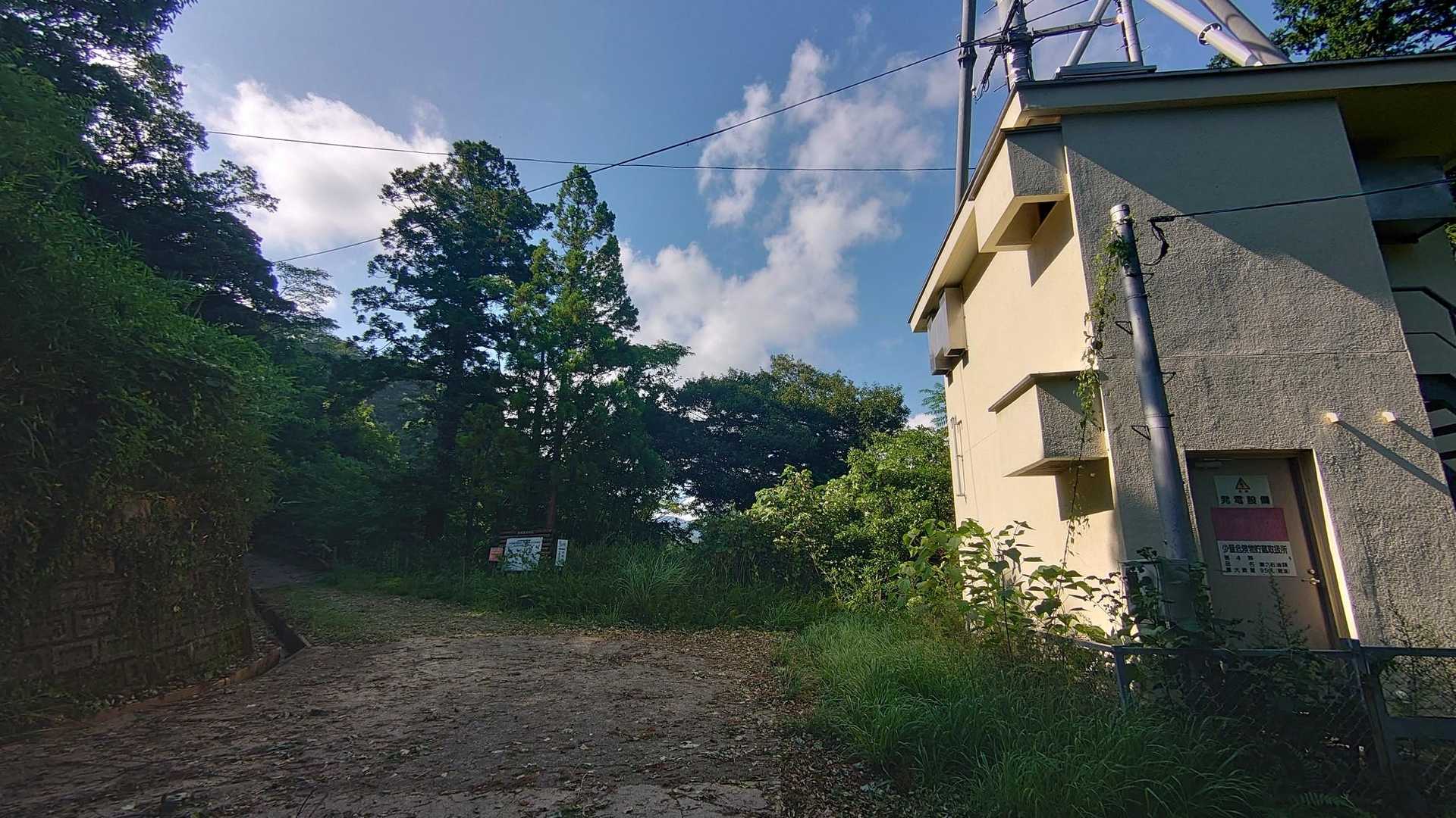 車道が終わって登山道に。