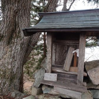 祠があって
