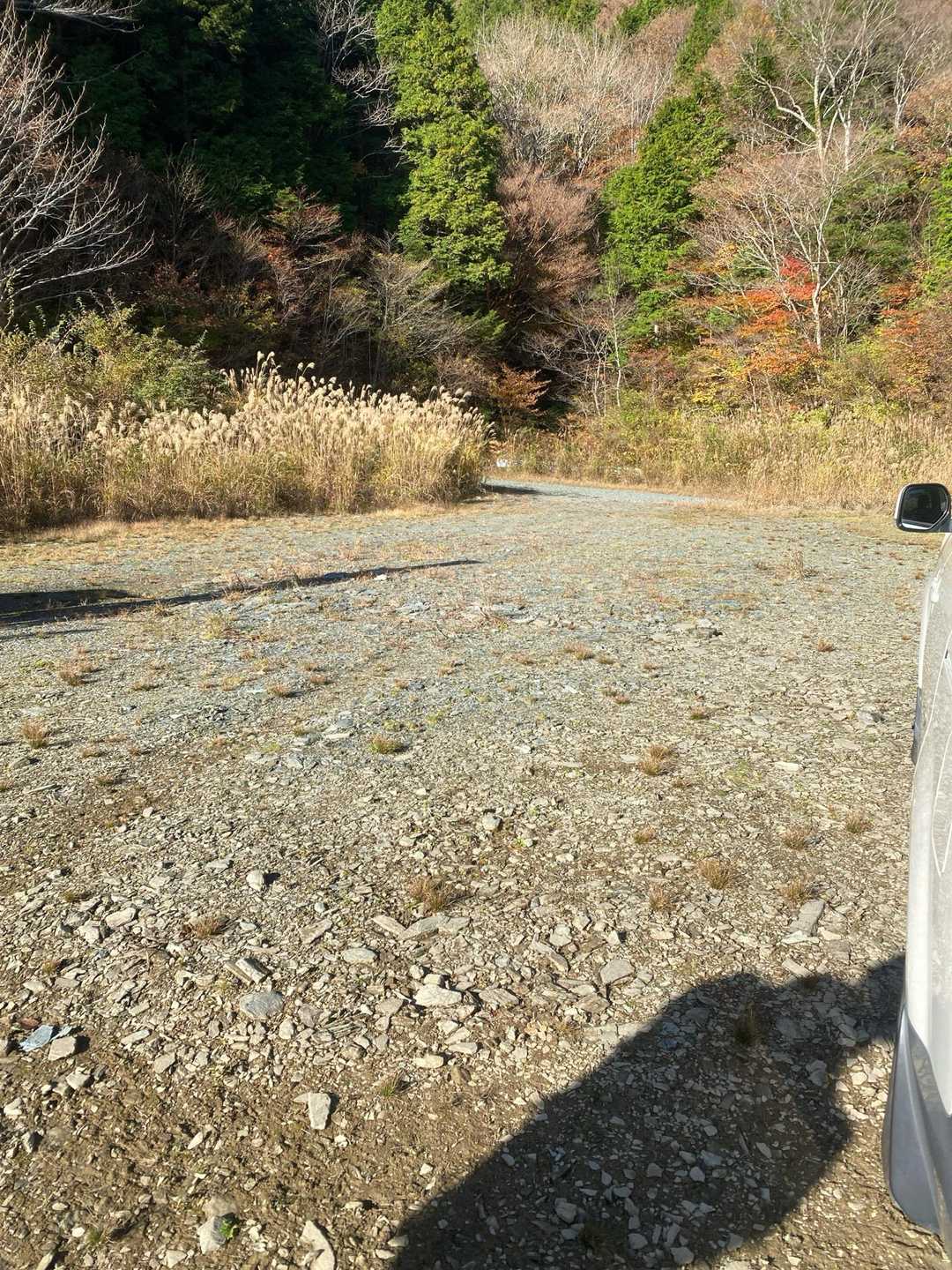 広い駐車場🅿️はありますがここまで来るのなら
オフロード車がおすすめ
普通車は石がゴロゴロでパンクします❌
少し下の舗装道路に駐車がおすすめです