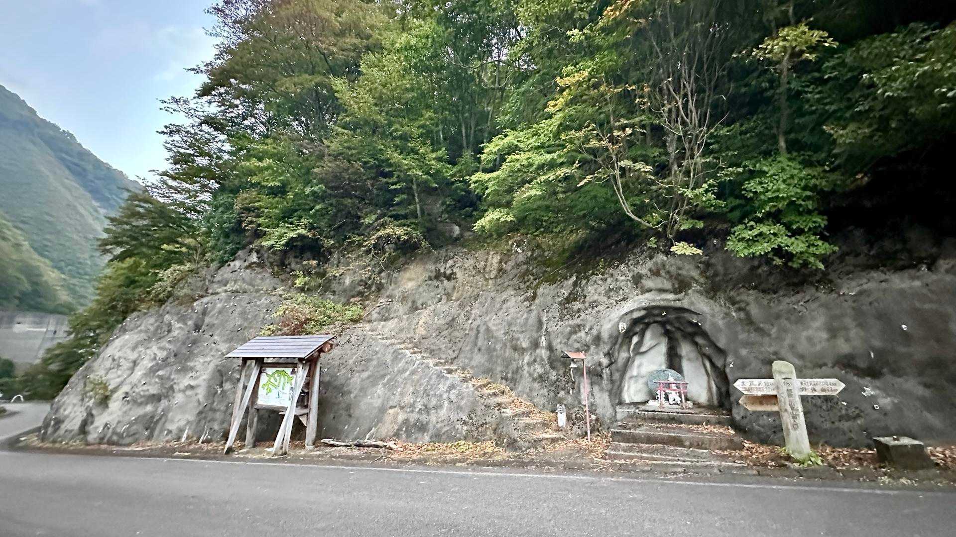 徒歩で再びセンターまで戻った
祠と案内板の間にコンクリ製の階段があってそこから入山する
しかし誰も居ない
駐車されたクルマを見ても人影がない
すでにスタートしたか山頂小屋泊組か、もしかすると越後駒や八海山縦走組が多いのかもしれない
そうだとしたら連休中日の朝では駐車場は空かないよね
だっふんだ