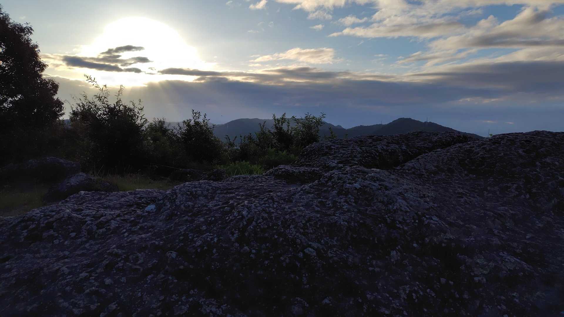 山頂にとうちゃこ✌😆

京見山方面からのご来光🌄