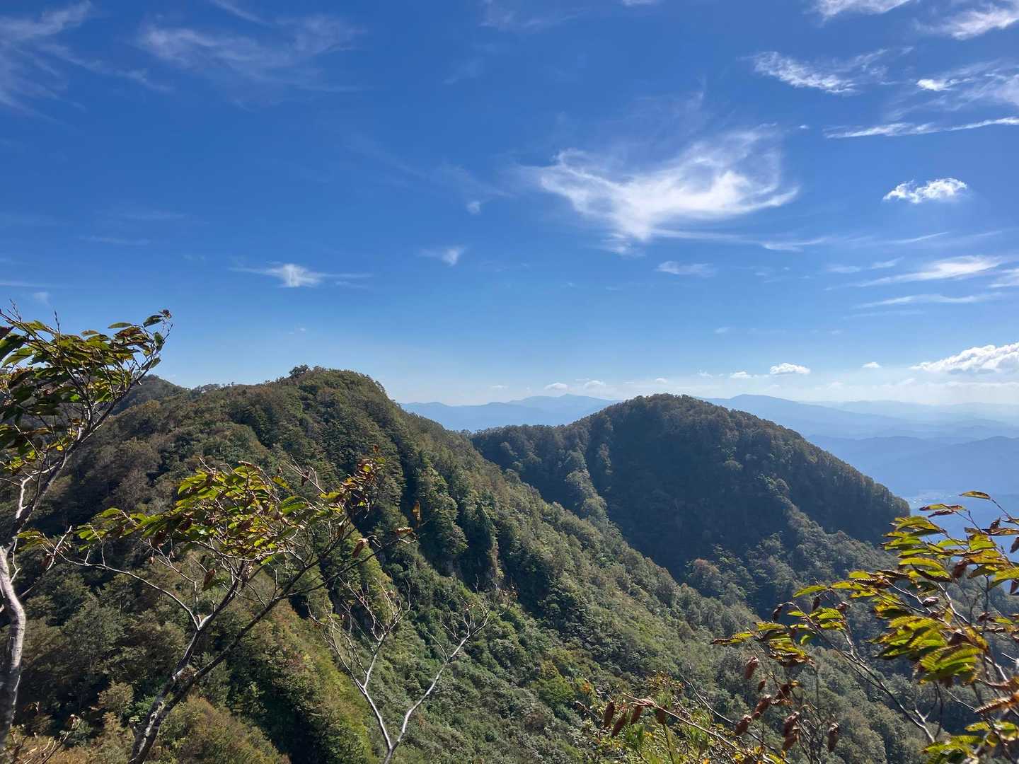 振り返って奥の山がさっき登頂した越前甲山⛰️