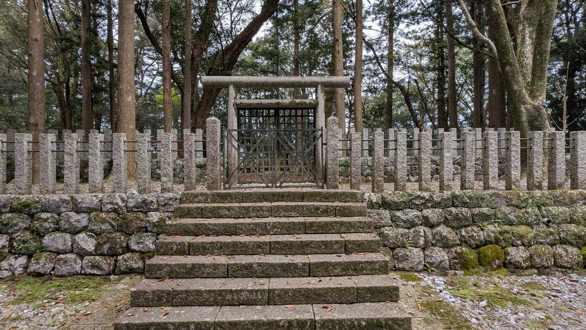 宮内庁が定めた二重の石垣に囲われた地。　こうなると伝説じゃなく史実だったかも……