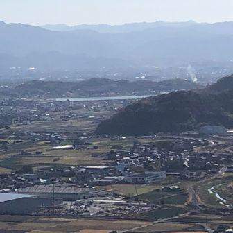 前山(葛山)方向の延長に昔遊んだ塩塚高原(よく見えんけど)
